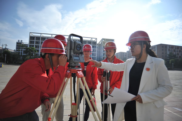 工程测量技术专业学生实训图1.jpg