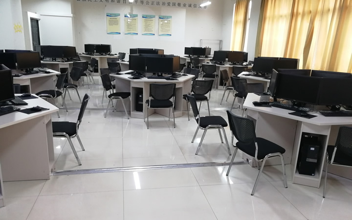 数控加工技术仿真实训室1.jpg 数控加工技术仿真实训室1.jpg