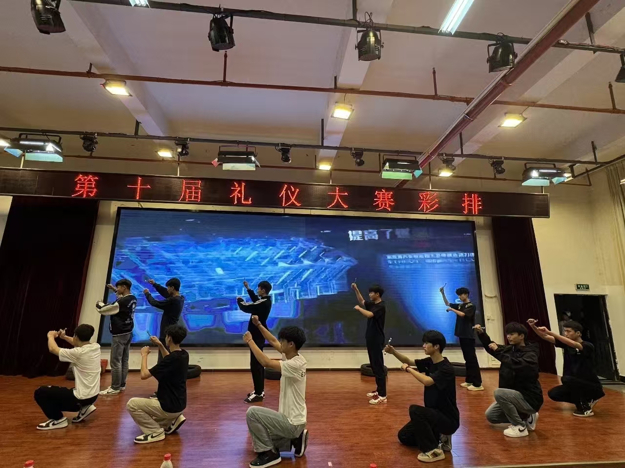a7437cc3d3d3ab36fa95d7499cc73f8.jpg