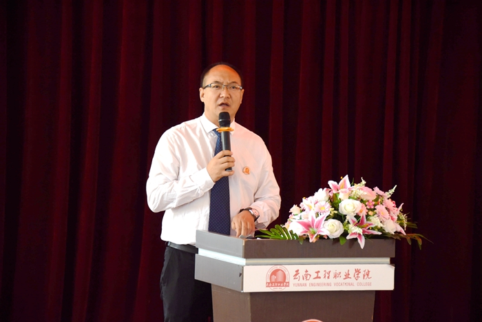 子重仁校长回顾汇报学期工作情况随后,校董会董事长张霖作重要讲话.