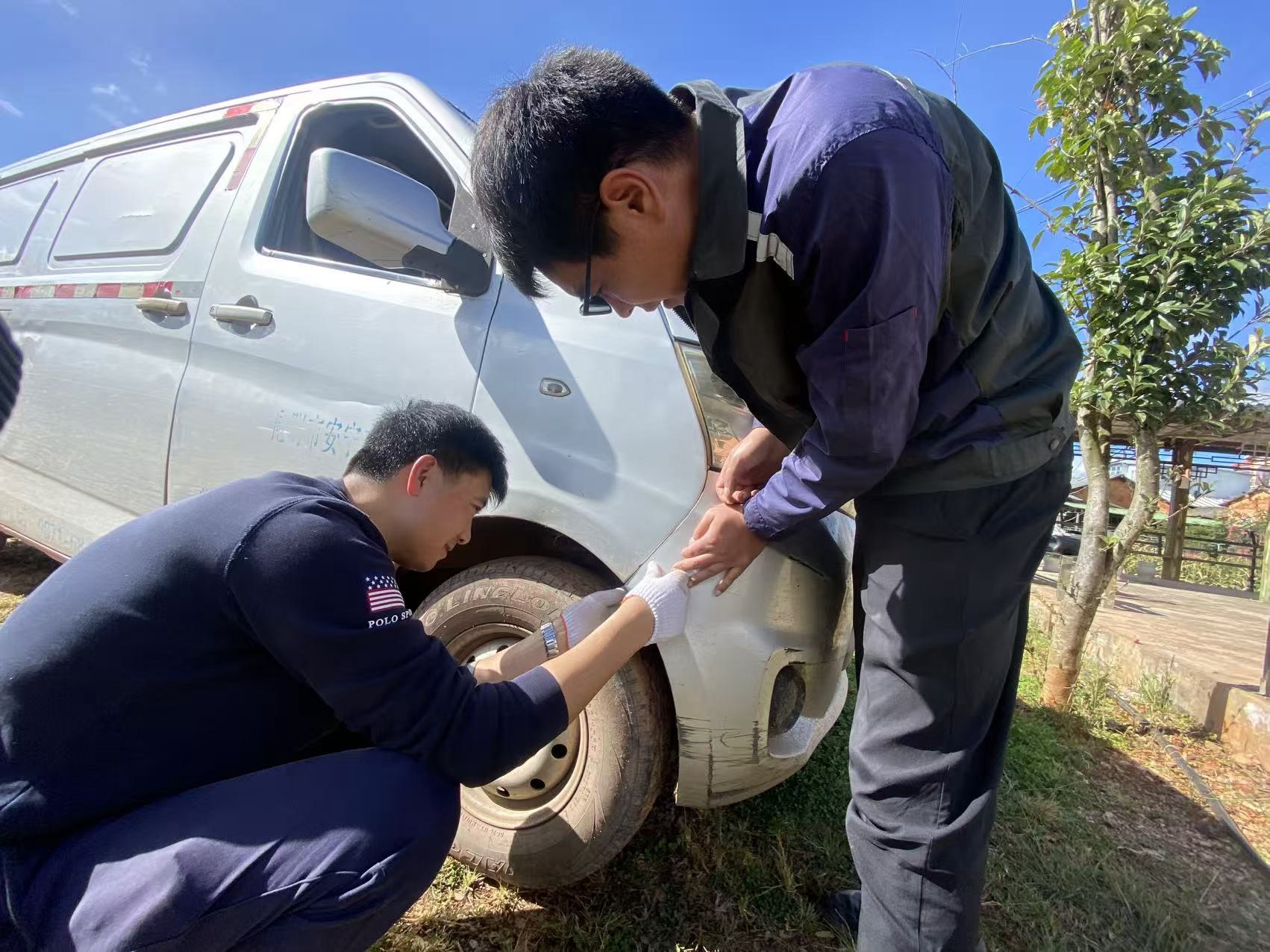 专业教师正在帮助村民修复翘曲的保险杠.jpg 专业教师正在帮助村民修复翘曲的保险杠.jpg