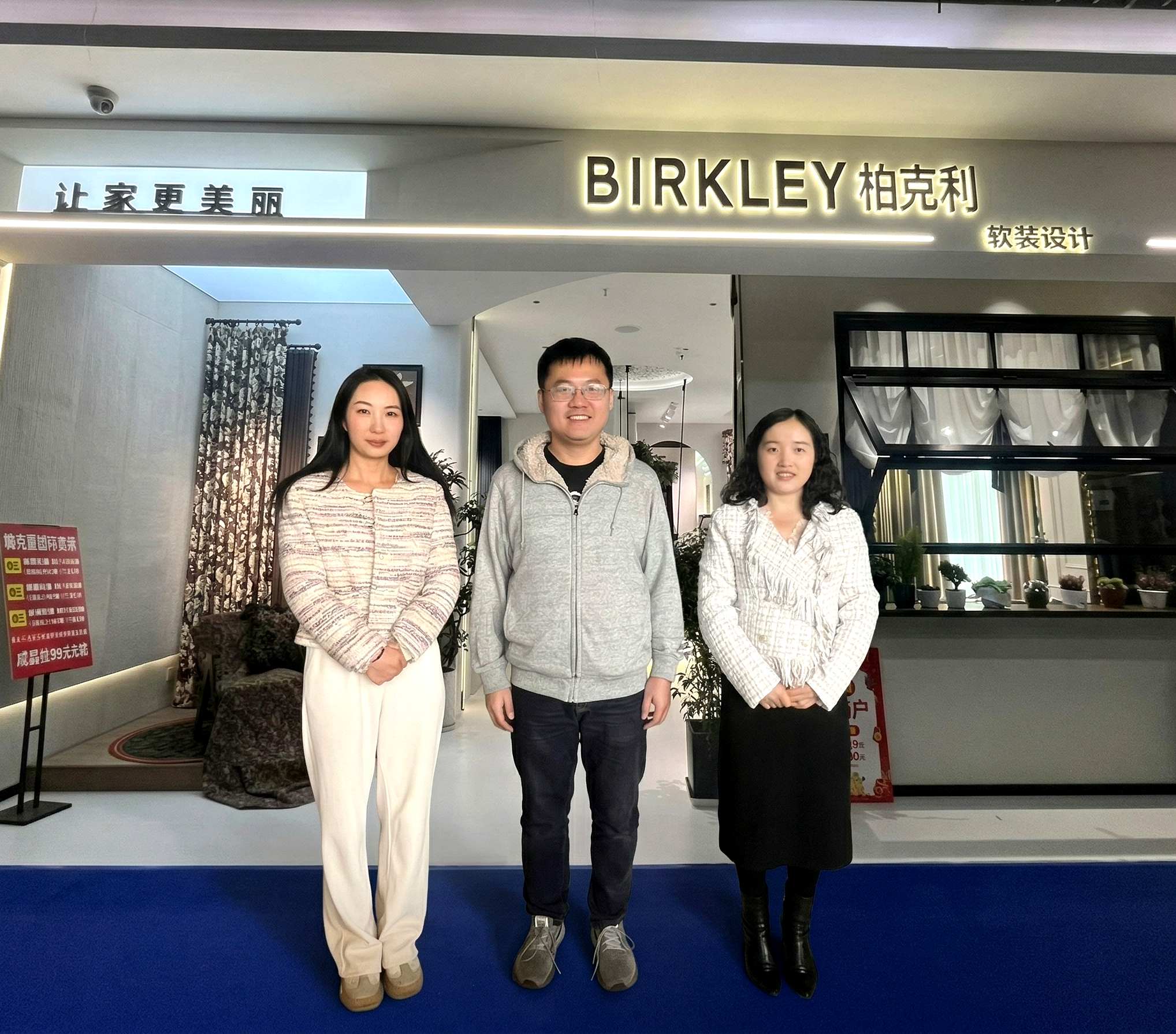 师生合照_副本.jpg 师生合照_副本.jpg