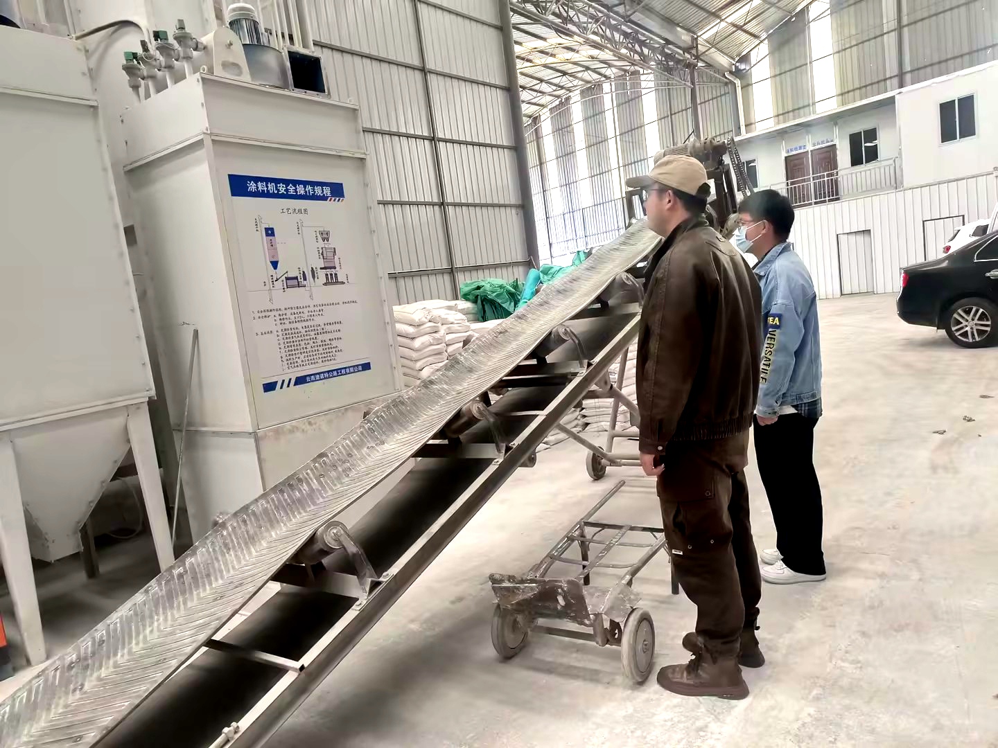 室内参观.jpg 室内参观.jpg