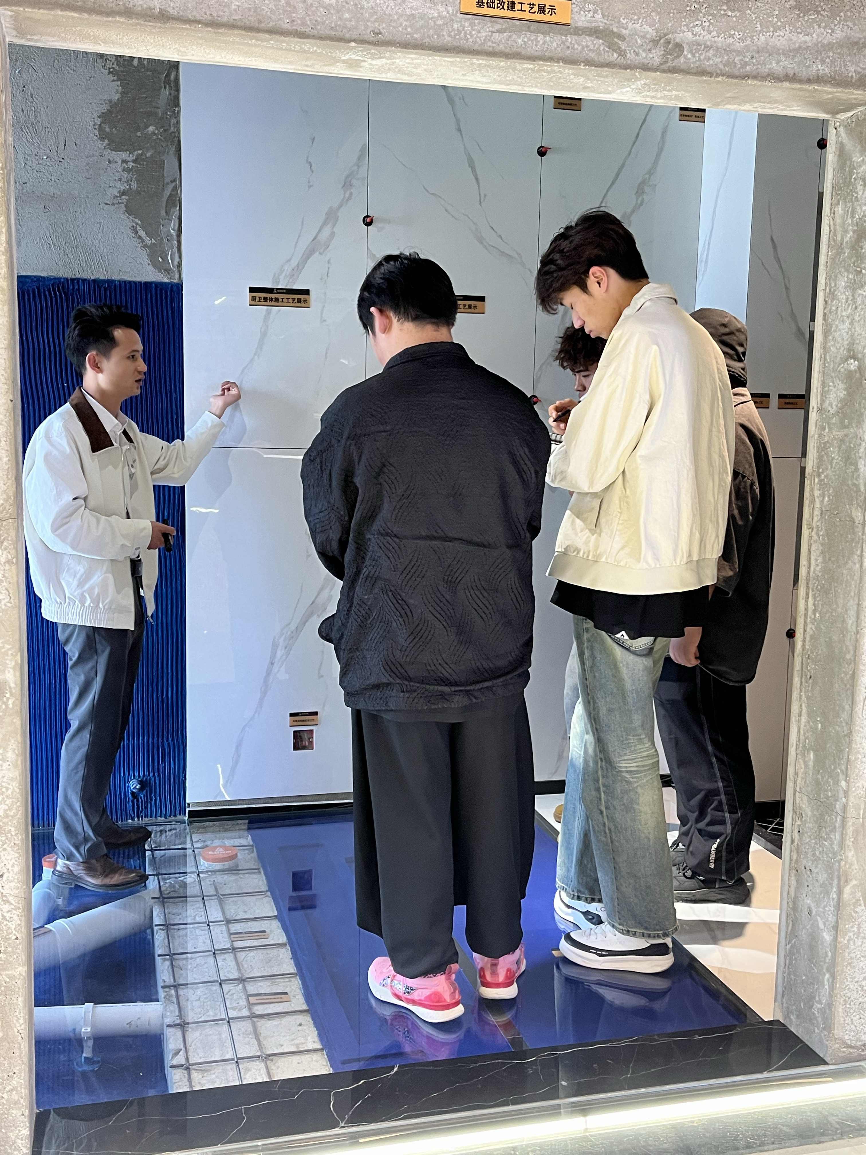 室内参观讲解.jpg 室内参观讲解.jpg